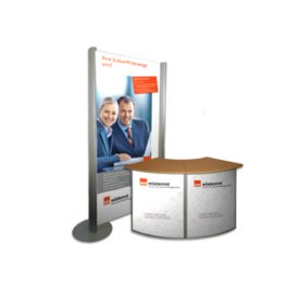 Messestand bestehend aus Elegance Messewand (EM100), Alu eloxiert silber, inkl. Stecksystem auf Höhe 100cm, Säulenabdeckung schwarz, 2 Füße - pro Elegance Säule ein Fuß, inkl. 2 Verbindungszargen. Der Aufbau kann innerhalb kurzer Zeit von 1-2 Personen mit einem Innensechskantschlüssel erfolgen. Sowie einer Aluminium Falttheke (PR.06)