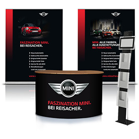 Messestand bestehend aus 3 Stück Rollup (RO09), integriertem Prospektständer und Stehpult