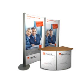 Messeset bestehend aus Elegance Messewand (EM100), Alu eloxiert silber, inkl. Stecksystem auf Höhe 100cm, Säulenabdeckung schwarz, 2 Füße - pro Elegance Säule ein Fuß, inkl. 2 Verbindungszargen. Der Aufbau kann innerhalb kurzer Zeit von 1-2 Personen mit einem Innensechskantschlüssel erfolgen. Sowie einer Aluminium Falttheke (PR.06)