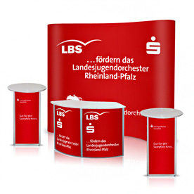 Messestand bestehend aus einer Pop Up Faltwand (FA.02) sowie 1 Viertelkreistheke (PR.06) und 2 Infotheken (Pr.07)
