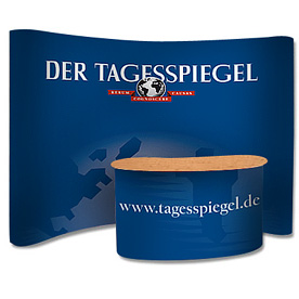 Messestand bestehend aus einer Pop Up Faltwand (FA.03), inkl. Magnetbefestigungstechnik, 3 Bahnen an Front und 2 an der Seite, sowie einer Pop Up Theke (PR08)