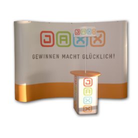 Messestand bestehend aus einer Pop Up Faltwand (FA.03), inkl. Magnetbefestigungstechnik, 3 Bahnen an Front und 2 an der Seite sowie einer Aluminium Faltstehtheke (PR.07)
