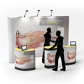Messestand bestehend aus einem Pop Up Faltdisplay (FA.03) sowie einer Aluminium Falttheke (PR.03) und einer Aluminium Stehtheke (PR.07)