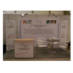 Messestand bestehend aus einer Fa.3 Faltwand Breite 285 cm, 2 St Rollup 80x200 cm,2 St Prospektständer faltbar,Tisch u. 4 Stühle,1 St Messetheke